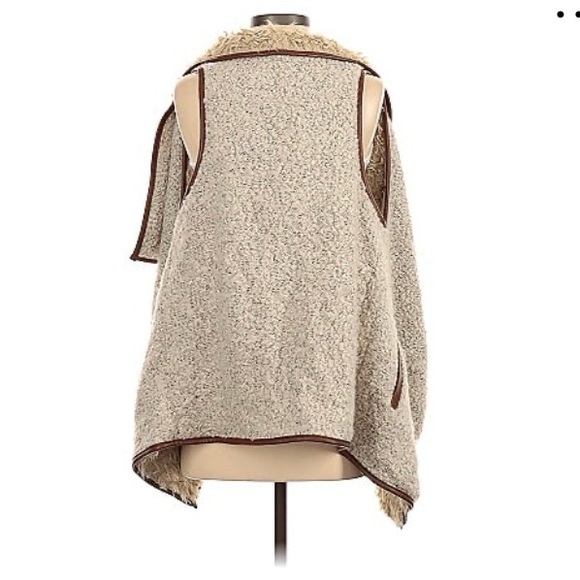 Beautiful vest. 78% Acrylic, 18% Wool, 4% Polyester., - Picture 3 of 8